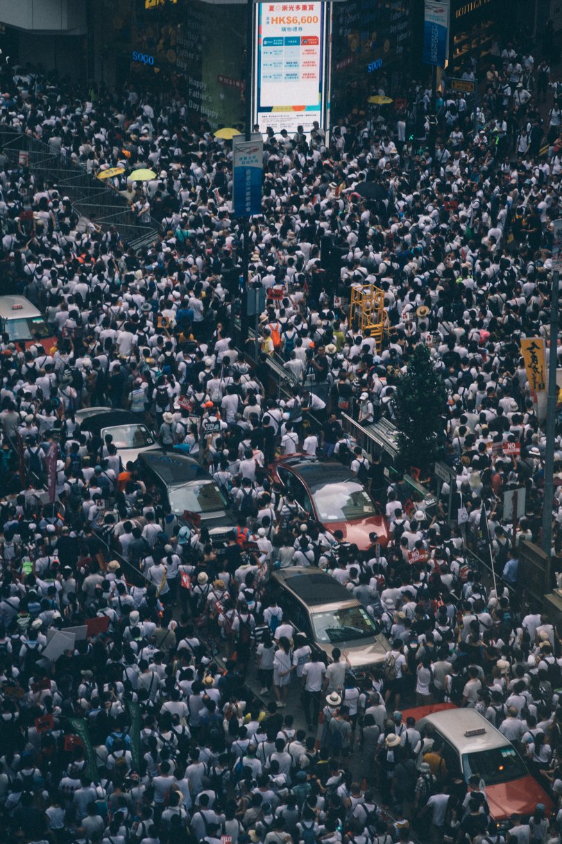 Photo d'une foule au milieu de la circulation