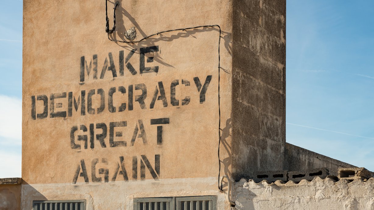 “Make Democracy Great Again” written on a building. Photo by Andreas Gruhl / stock.adobe.com