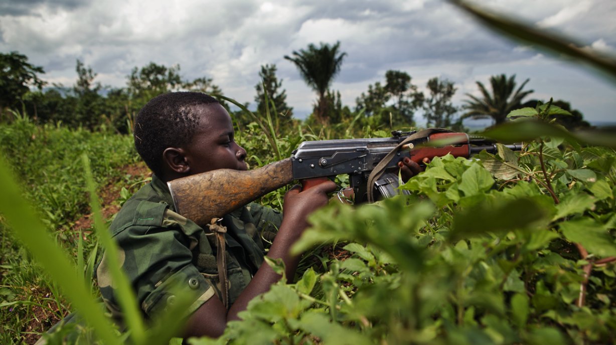 Une combattante dans un groupe rebelle, 2013, région du Nord-Kivu, République démocratique du Congo ©Francesca Tosarelli / Matchbox Media Collective, CC BY-NC-SA 2.0 