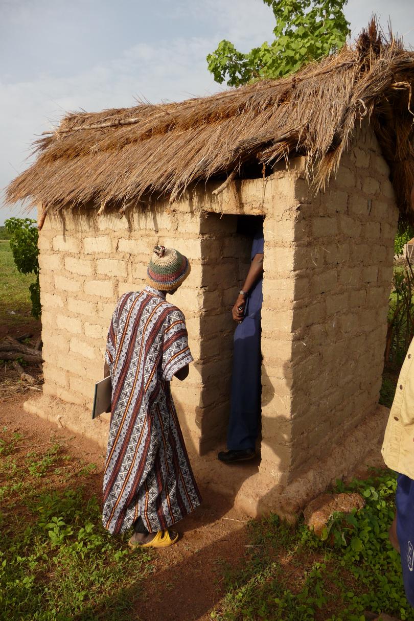 Latrines dans un village de la région de Koulikoro, au Mali, 2012. Photo by Salia Diallo, WASH Officer Sikasso/Unicef