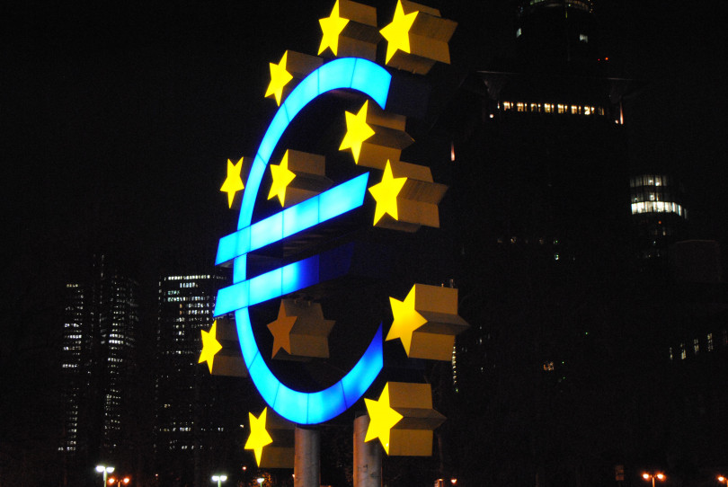Photo du signe de l'euro. 