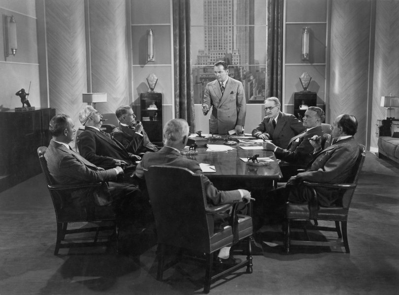 Photo de gangsters assis à la table des négociations