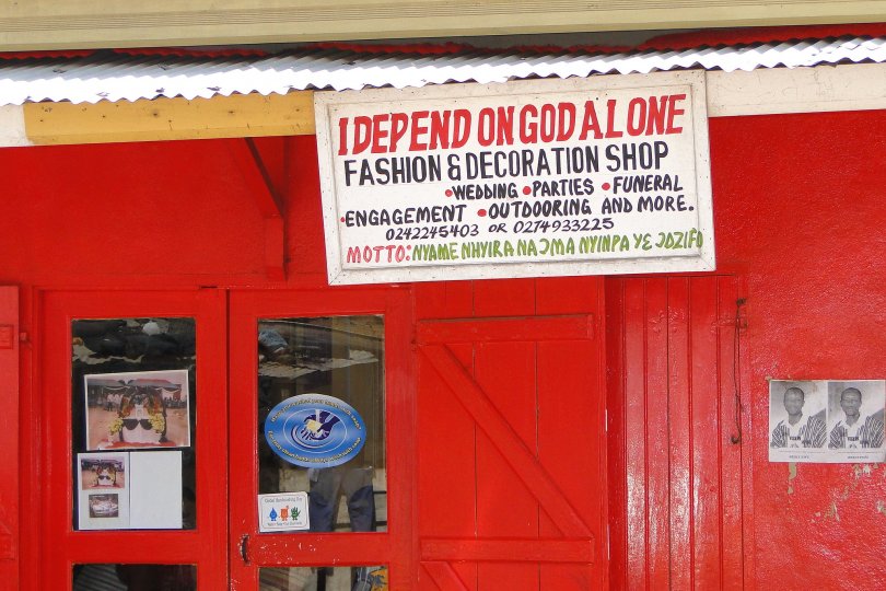 Photo d'un magasin au Ghana appelé "I depend on God alone"