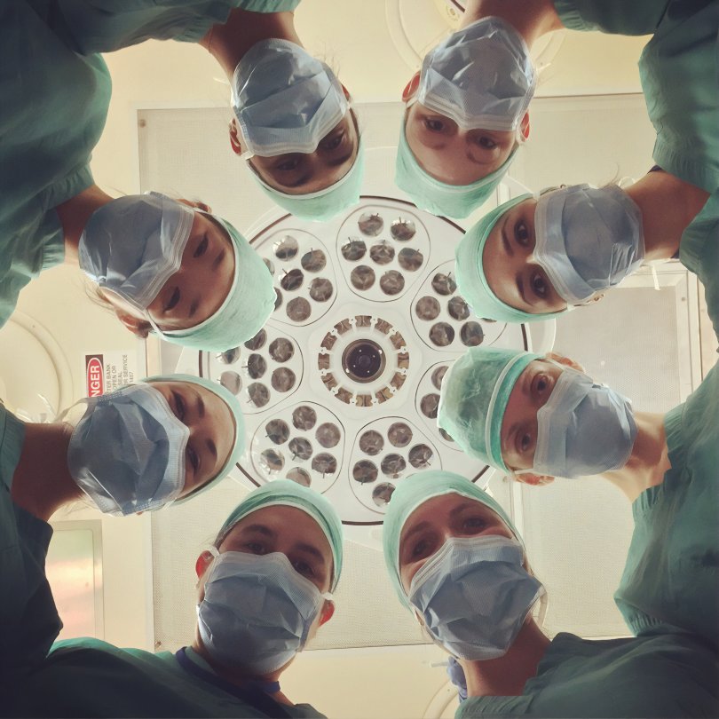 Photo de huit médecins vous regardant comme si vous étiez sur la table d'opération.
