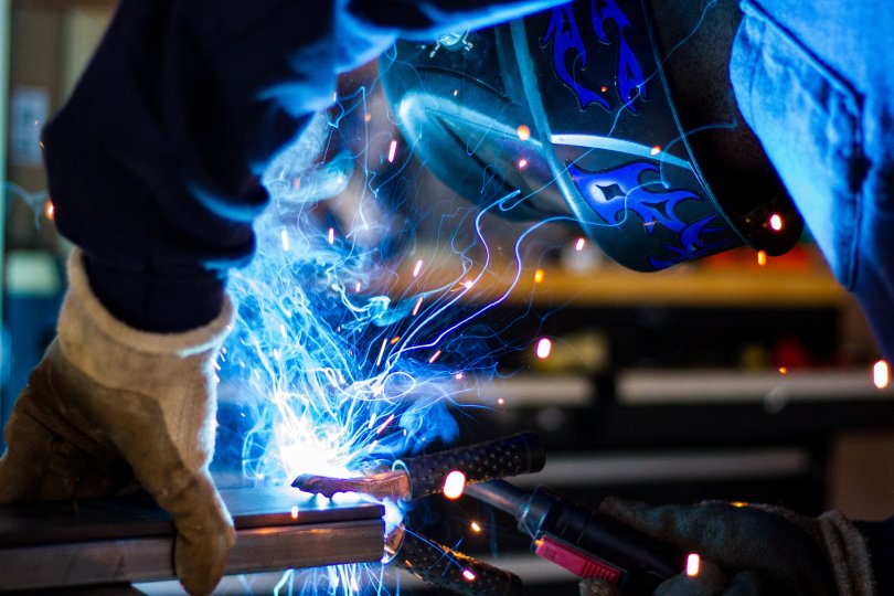 Photo d'une personne travaillant le métal pour illustrer l'industrie de pointe