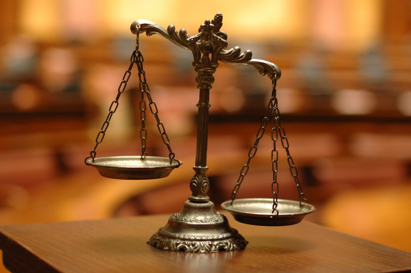 Balance au sein d'un tribunal évoquant la notion de justice
