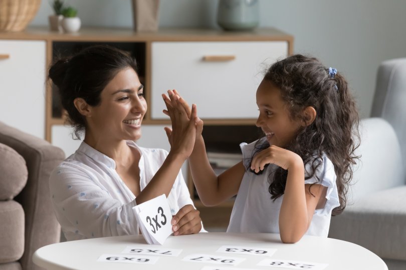 Une mère et sa fille heureuses en ayant réussi un devoir