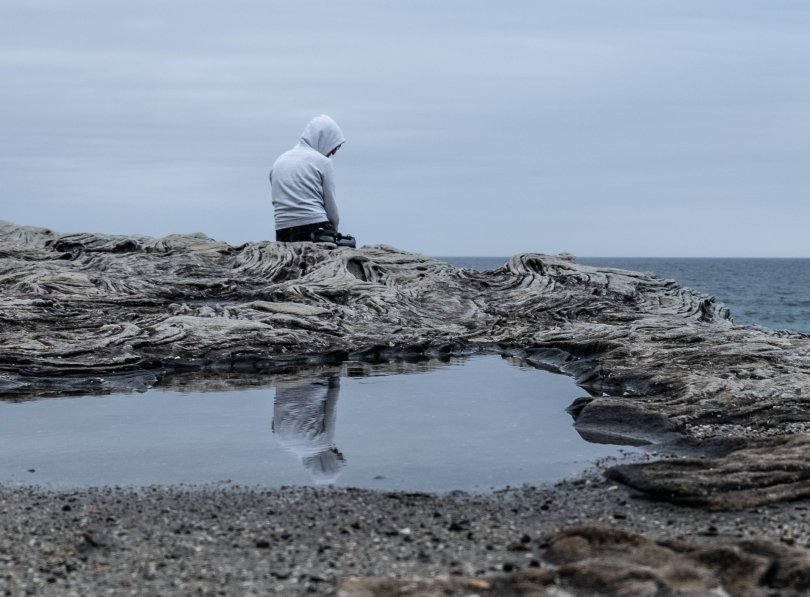 Personne seule de dos sur une plage. 