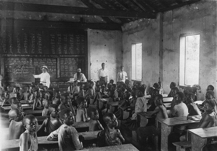 plan large d'une mission catholique et plus précisement d'une salle de classe à Yaoundé, Cameroun