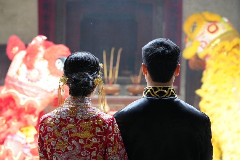 couple from behind in the middle of a wedding