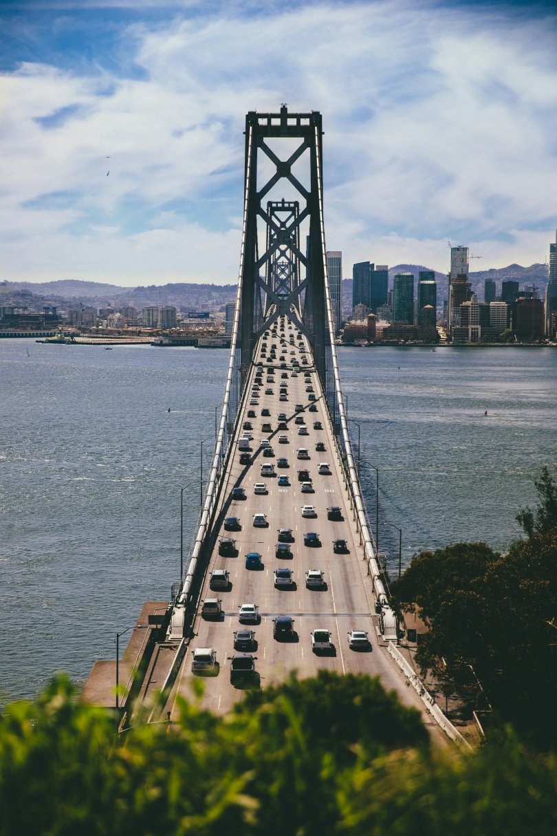 Pont avec plusieurs voies de circulation pour automobile entre San Francisco et Oakland