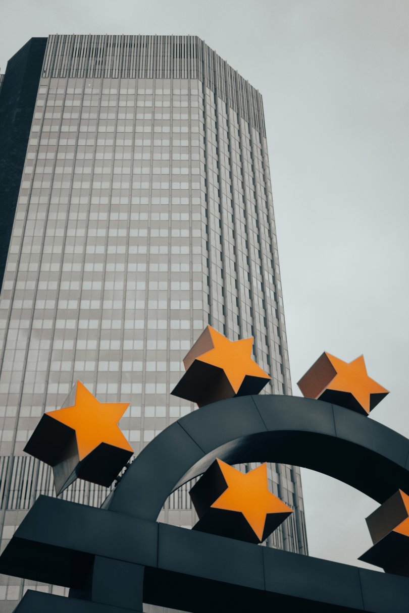 Photo d'un image de la Banque Centrale Européenne avec en premier plan le logo de la BCE.