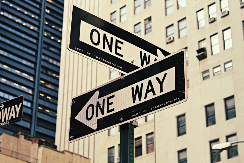 Panneaux indiquant plusieurs directions