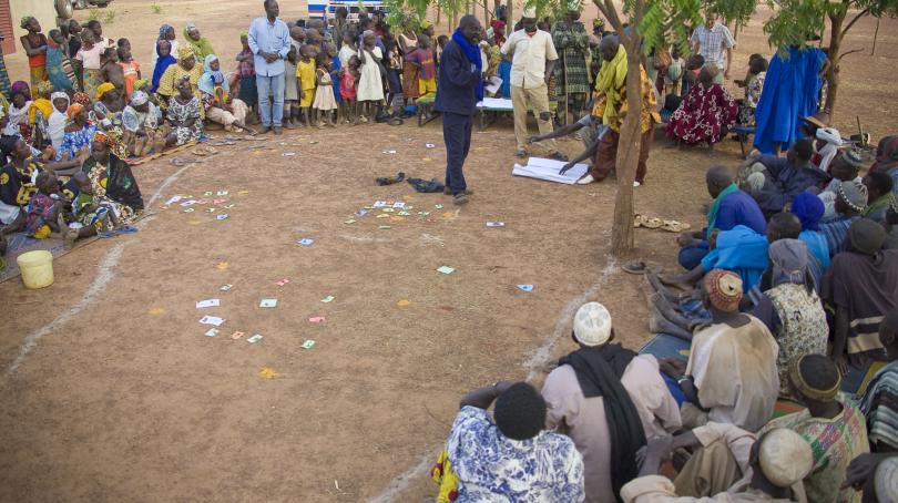 Réunion de sensibilisation de la population dans un village de la région de Koulikouro, au Mali, 2009. Photo by Harandane Dicko/Unicef Mali