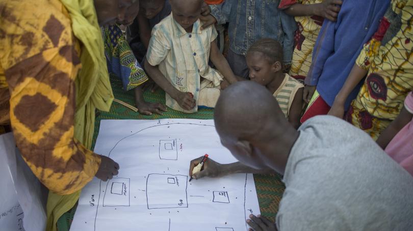 Réunion de sensibilisation de la population dans un village de la région de Koulikouro, au Mali, 2009 - Photo by Harandane Dicko/Unicef Mali