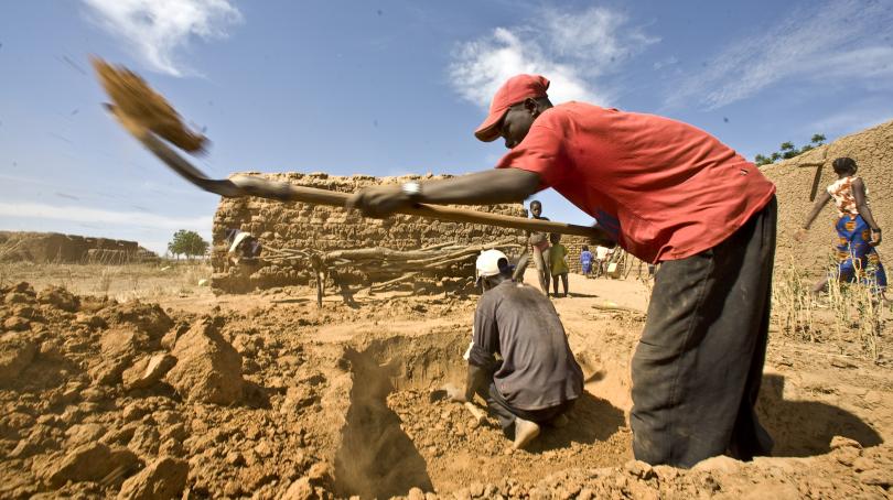 Construction de latrines dans un village de la région de Koulikouro, au Mali, 2009. Photo by Harandane Dicko/Unicef Mali
