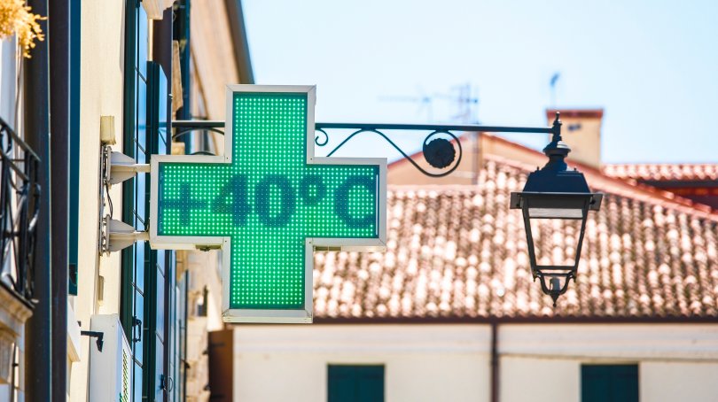 panneau de phamarcie de village indiquant une température de 40°C