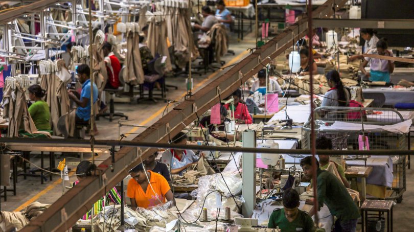 A production line in Weliveriya, Sri Lanka. © Asian Develoment Bank via Flickr (2014)