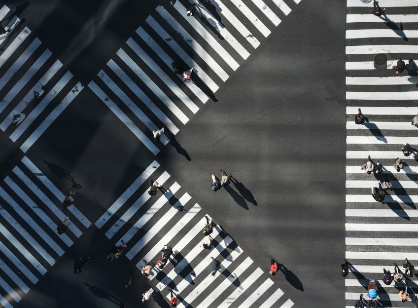 Passages piétons vus du ciel. © Photo de Ryoji Iwata sur Unsplash